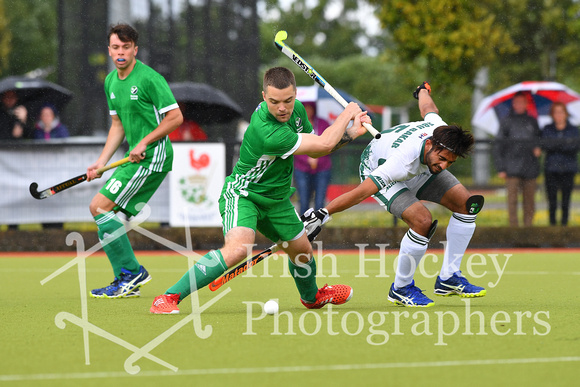 Alan Sothern lines up a shot