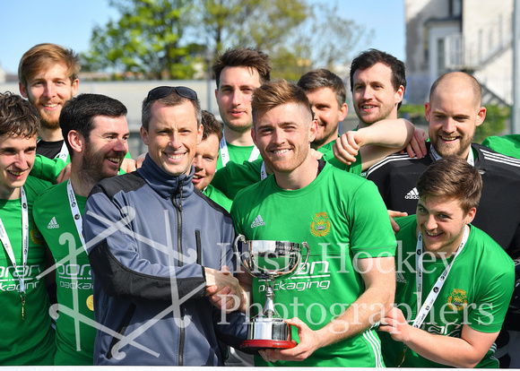 EY's Simon McAllister presents Shane O'Donoghue with the trophy