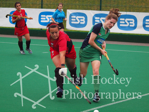 Ireland's Emily Beatty contests possession